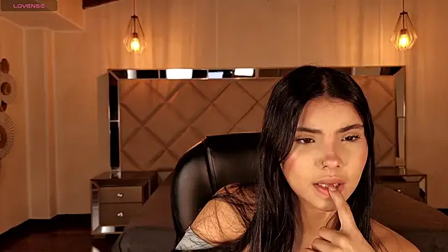 MiaLaurence online show from 10, 6, 2026