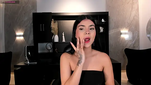 MiaLaurence online show from 16, 6, 2026