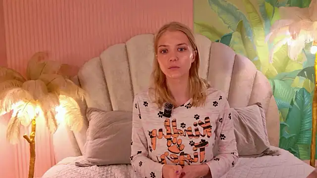 4example Chloe online show from 12, 6, 2026