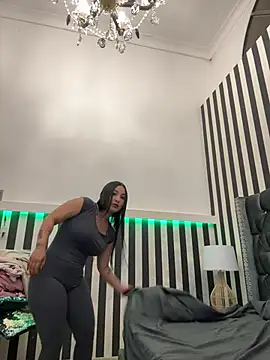 ReinaChloe online show from 10, 6, 2026