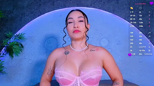 ReinaChloe online show from 18, 6, 2026