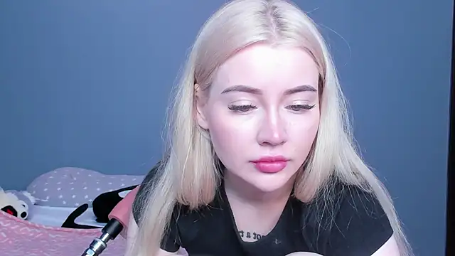 Snapshot of Lillie_Berry chatting on 12, 5, 2026 Lillie Berry online show from 12, 5, 2026