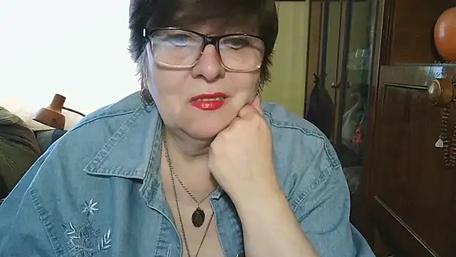 Snapshot of VeronicaGold511 chatting on 17, 5, 2026 VeronicaGold511 online show from 17, 5, 2026