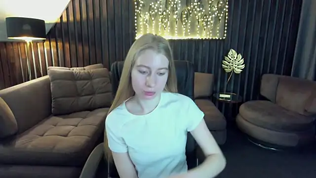 Snapshot of Alina_Blonde chatting on 10, 5, 2026 Alina Blonde online show from 10, 5, 2026