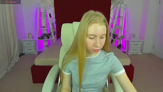 Snapshot of Alina_Blonde chatting on 14, 5, 2026 Alina Blonde online show from 14, 5, 2026