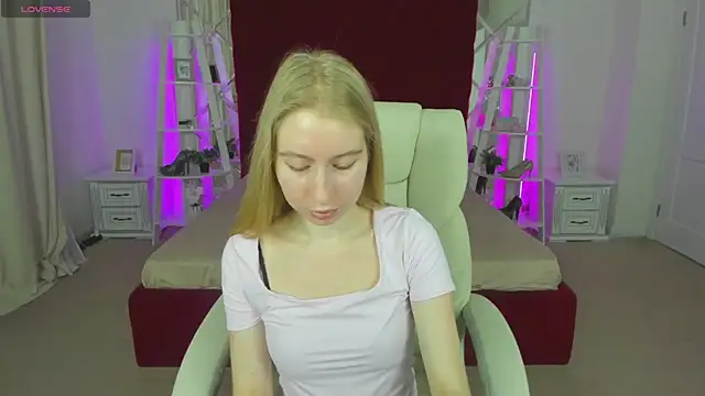Snapshot of Alina_Blonde chatting on 17, 5, 2026 Alina Blonde online show from 17, 5, 2026