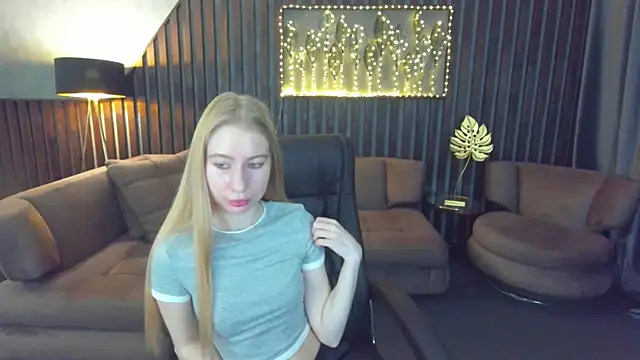 Snapshot of Alina_Blonde chatting on 23, 5, 2026 Alina Blonde online show from 23, 5, 2026