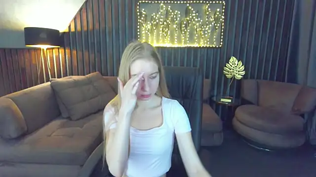 Snapshot of Alina_Blonde chatting on 24, 5, 2026 Alina Blonde online show from 24, 5, 2026