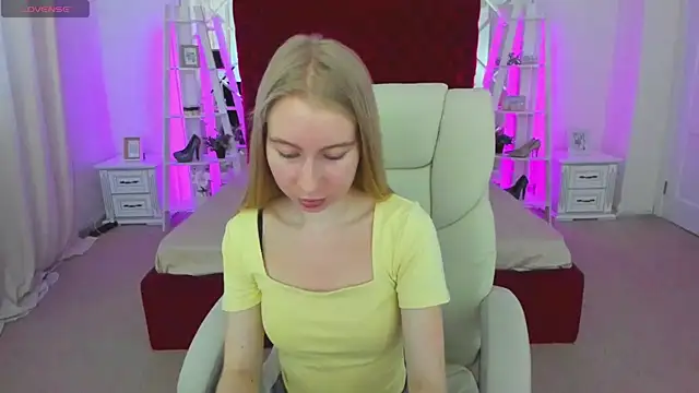 Snapshot of Alina_Blonde chatting on 2, 6, 2026 Alina Blonde online show from 2, 6, 2026
