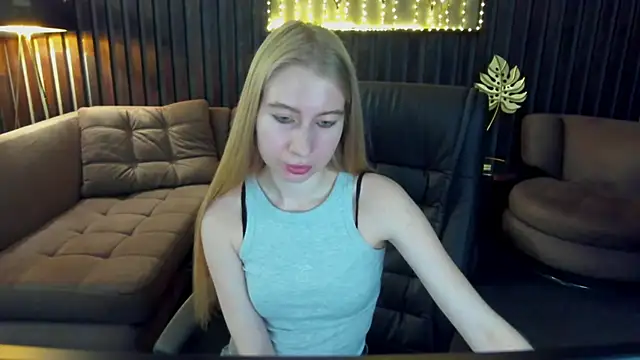Snapshot of Alina_Blonde chatting on 6, 6, 2026 Alina Blonde online show from 6, 6, 2026