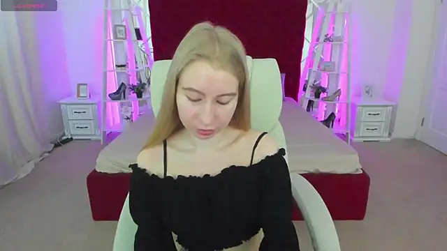 Snapshot of Alina_Blonde chatting on 7, 6, 2026 Alina Blonde online show from 7, 6, 2026