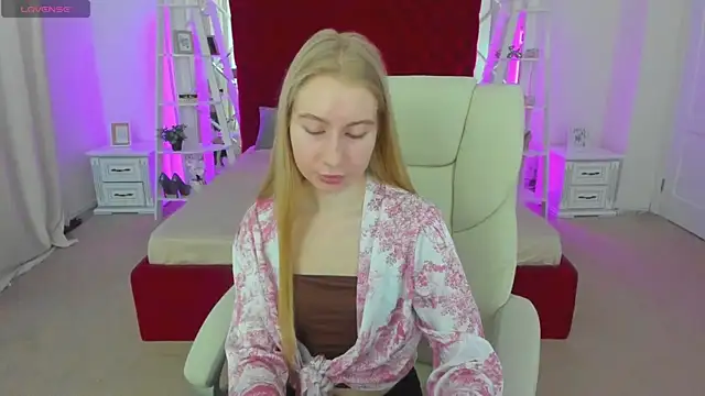 Snapshot of Alina_Blonde chatting on 14, 6, 2026 Alina Blonde online show from 14, 6, 2026