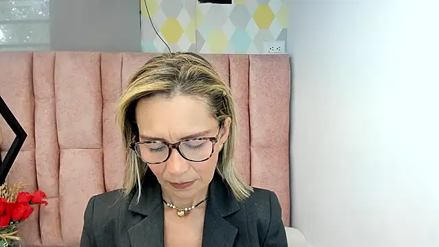 Issa Milf   online show from 19, 6, 2026