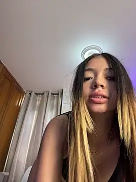 HoneyMollyX online show from 15, 6, 2026