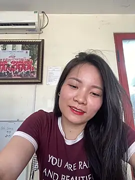 Bee Yellow00 online show from 22, 5, 2026