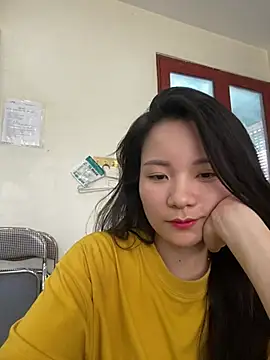 Bee Yellow00 online show from 13, 6, 2026