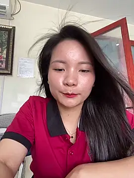 Bee Yellow00 online show from 15, 6, 2026