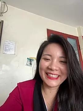 Bee Yellow00 online show from 16, 6, 2026