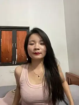 Bee Yellow00 online show from 17, 6, 2026