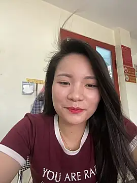 Bee Yellow00 online show from 23, 6, 2026