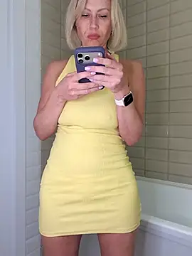 Snapshot of Elle_Milfa chatting on 3, 6, 2026 Elle Milfa online show from 3, 6, 2026