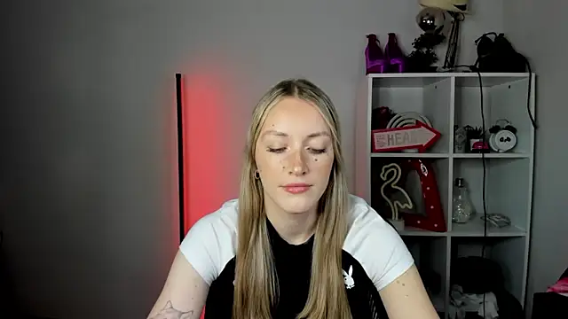 EvelynBlond online show from 18, 6, 2026