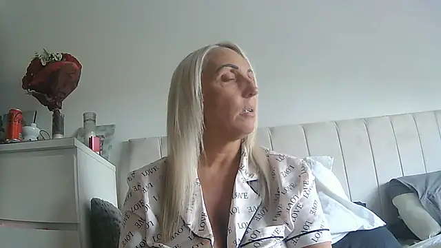 Snapshot of theblondecocklover chatting on 17, 6, 2026 theblondecocklover online show from 17, 6, 2026