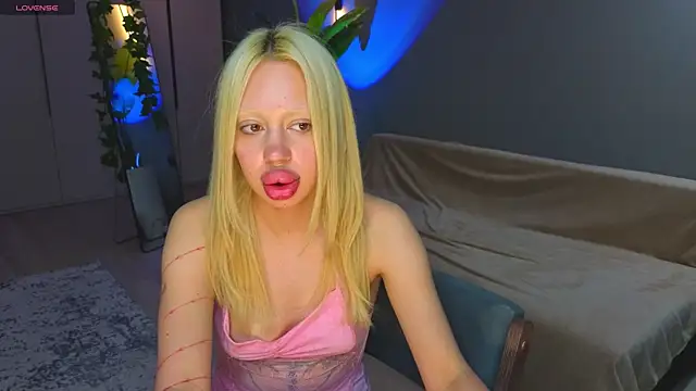 Luna Beverly online show from 8, 6, 2026
