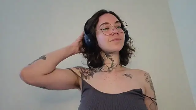 Snapshot of Dirty_Pink chatting on 19, 6, 2026 Dirty Pink online show from 19, 6, 2026