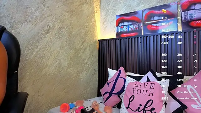 tanisha  lux online show from 13, 6, 2026