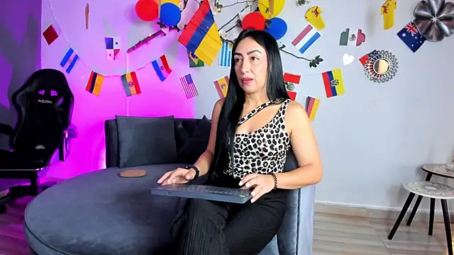 Mia Davis   online show from 22, 6, 2026