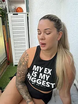 Snapshot of sexybatwomen33 chatting on 27, 5, 2026 sexybatwomen33 online show from 27, 5, 2026
