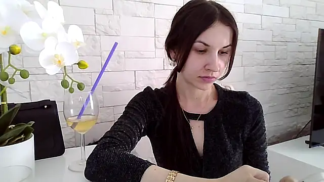 JuliaLovely online show from 8, 6, 2026
