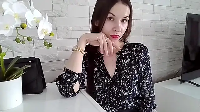 JuliaLovely online show from 11, 6, 2026