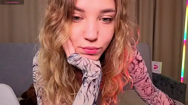 Snapshot of alice_charm_ chatting on 20, 4, 2026 alice charm online show from 20, 4, 2026