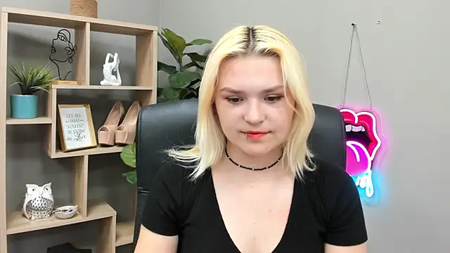 Snapshot of SweetLilyxo chatting on 2, 6, 2026 SweetLilyxo online show from 2, 6, 2026