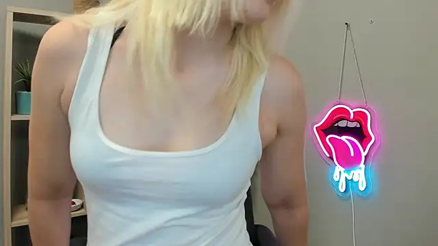 Snapshot of SweetLilyxo chatting on 4, 6, 2026 SweetLilyxo online show from 4, 6, 2026