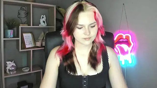 Snapshot of SweetLilyxo chatting on 7, 6, 2026 SweetLilyxo online show from 7, 6, 2026