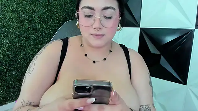 Snapshot of mady_musex chatting on 19, 4, 2026 mady musex online show from 19, 4, 2026