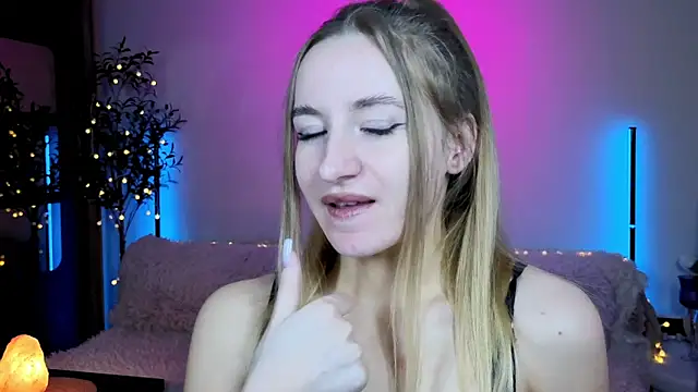 Oxy Foxie online show from 4, 6, 2026