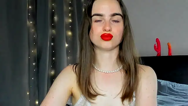 Snapshot of megann_fox2 chatting on 7, 6, 2026 megann fox2 online show from 7, 6, 2026