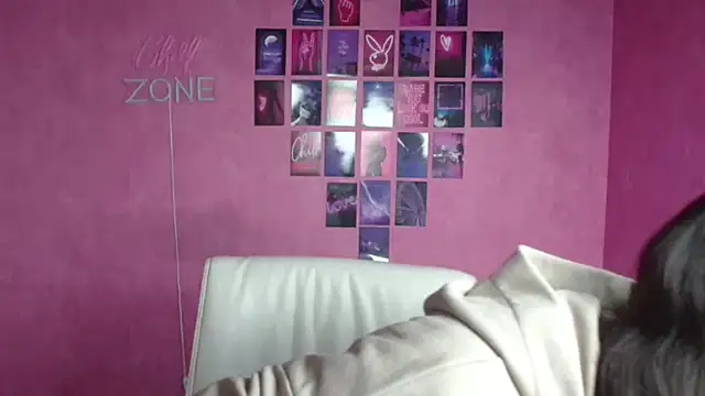 KissMeJulia online show from 15, 5, 2026
