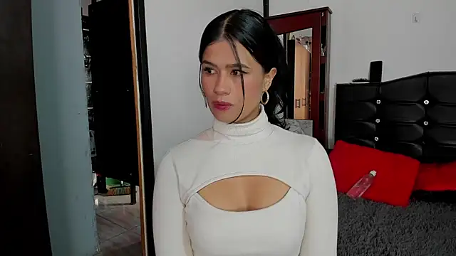 LatinaQueen23 online show from 11, 6, 2026