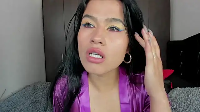 LatinaQueen23 online show from 23, 6, 2026