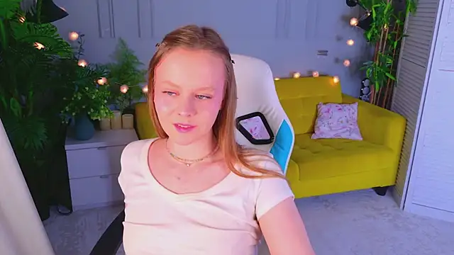 Snapshot of Sophie_Peach_ chatting on 26, 5, 2026 Sophie Peach online show from 26, 5, 2026