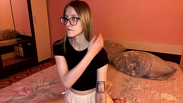 Julia Charm online show from 21, 6, 2026