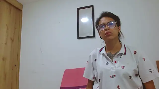 Emily Lopera online show from 9, 6, 2026