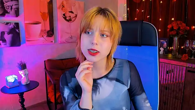 Snapshot of VivienneHebert chatting on 19, 4, 2026 VivienneHebert online show from 19, 4, 2026