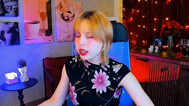 Snapshot of VivienneHebert chatting on 20, 4, 2026 VivienneHebert online show from 20, 4, 2026