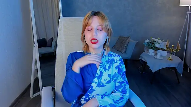 Snapshot of VivienneHebert chatting on 25, 4, 2026 VivienneHebert online show from 25, 4, 2026